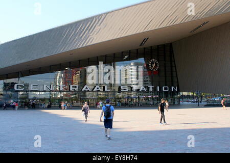 Vor dem Eingang und Fassade des Rotterdamer Hauptbahnhof, Rotterdam, Niederlande Stockfoto