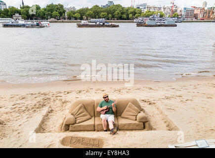 Sand Bildhauer, Skulpturen für Tipps, eine Gitarre zu spielen, auf dem Sand Sofa, Südufer des Embankment, London, UK Stockfoto