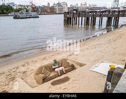 Sand Bildhauer, Skulpturen für Tipps, eine Gitarre zu spielen, auf dem Sand Sofa, Südufer des Embankment, London, UK Stockfoto