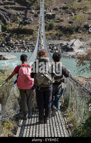 Stahlseil Fußgängerbrücke Flussübergang in der nepalesischen Ausläufern des Himalaya Stockfoto