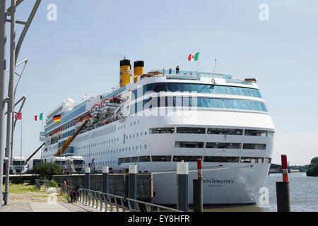 Hamburg, Deutschland - 22. Juli 2015: Costa Neoromantica am Cruise Center Hafencity verankert. Stockfoto