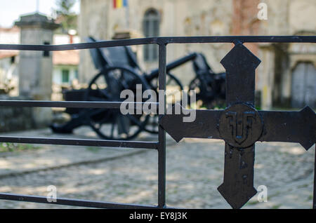 Friedhof in Rumänien Grabmarkierungen zu Ehren von Soldaten auf einem ruhigen Friedhof an einem sonnigen Tag Stockfoto