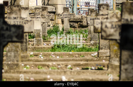 Friedhof in Rumänien Grabmarkierungen zu Ehren von Soldaten auf einem ruhigen Friedhof an einem sonnigen Tag Stockfoto