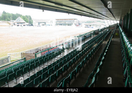 Llanelwedd, Powys, UK. 24. Juli 2015. Die Tribüne ist leer.  Das Wetter ist regnerisch für die Clearup nach dieser Wochen Royal Welsh Agricultural Show. Bildnachweis: Graham M. Lawrence/Alamy Live-Nachrichten. Stockfoto