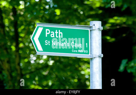 Melden Sie für Wanderweg führt zum St. Ninian Höhle, Nr Fund, Wigtownshire, Machars, Dumfries & Galloway, Schottland, UK Stockfoto