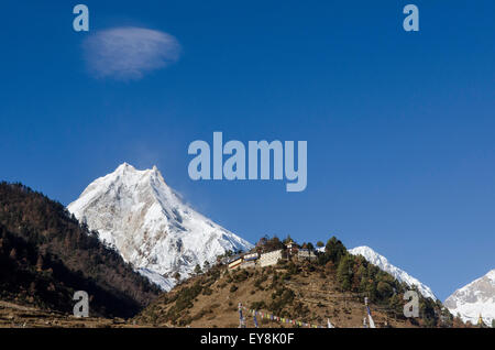 Die Aussicht auf Mt. Manaslu aus dem Dorf Lho in das Nubri-Tal in Nepal Stockfoto