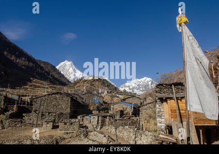 die Aussicht auf Mt. Manaslu aus dem Dorf Lho in das Nubri-Tal in Nepal Stockfoto