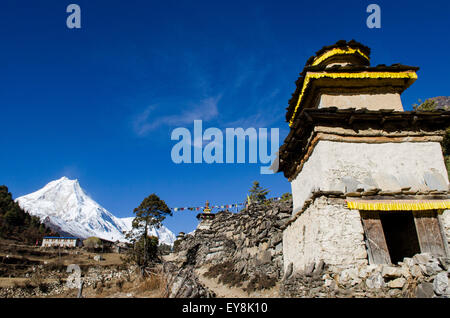 Hani Tor mit dem Blick auf Mt. Manaslu aus dem Dorf Lho in das Nubri-Tal in Nepal Stockfoto