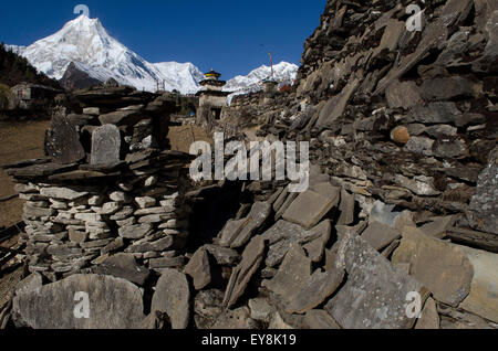 Hani Tor mit dem Blick auf Mt. Manaslu aus dem Dorf Lho in das Nubri-Tal in Nepal Stockfoto