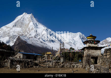 die Aussicht auf Mt. Manaslu aus dem Dorf Lho in das Nubri-Tal in Nepal Stockfoto