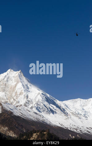 die Aussicht auf Mt. Manaslu aus dem Dorf Lho in das Nubri-Tal in Nepal Stockfoto