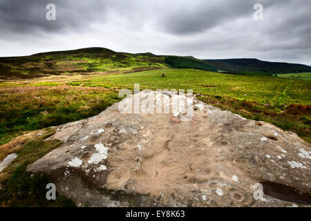 Tasse und Ring markierten Felsen unter den Simonside Hügeln in der Nähe von Rothbury Northumberland, England Stockfoto