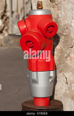 Red Fire Hydrant in der Nähe von einer Hauswand. Sonnigen Tag Stockfoto