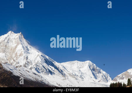 die Aussicht auf Mt. Manaslu aus dem Dorf Lho in das Nubri-Tal in Nepal Stockfoto