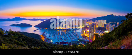 Sonnenuntergang am Taifun Zuflucht in Berg in Hongkong Stockfoto