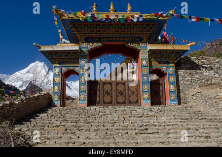 Tor zum Tempel mit dem Blick auf Mt. Manaslu aus dem Dorf Lho in das Nubri-Tal in Nepal Stockfoto