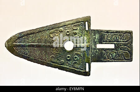 Eine antike GE-Dolchkopfwaffe aus chinesischer Ritual-Bronze mit komplexen geometrischen Reliefmustern, stilisierten Vogel- und Drachenmotiven, einem zentralen runden Loch und einem rechteckigen Zapfen aus der Zeit der kriegerischen Staaten (475–221 v. Chr.), fotografiert in der antiken chinesischen Bronzegalerie im Shanghai Museum in Shanghai, China Stockfoto