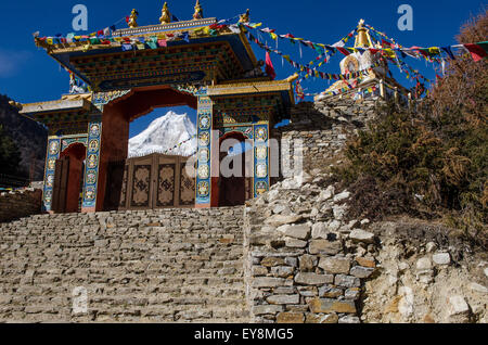 Tor des Tempels mit dem Blick auf Mt. Manaslu aus dem Dorf Lho in das Nubri-Tal in Nepal Stockfoto