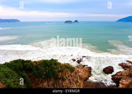 Wunderschöne idyllische kristallklaren türkisfarbenen Küste in Hong Kong Stockfoto