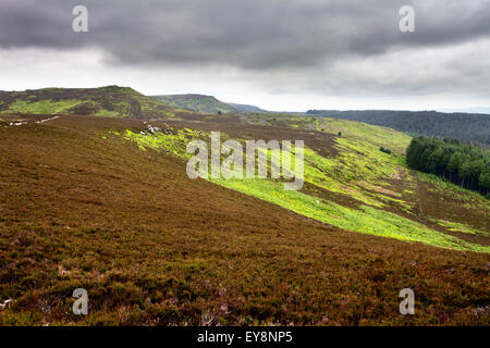 Dunkle Wolken über den Simonside Hügeln in der Nähe von Rothbury Northumberland, England Stockfoto