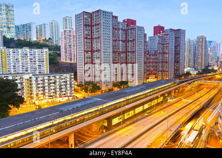 Schienenverkehr in Hong Kong bei Nacht Stockfoto