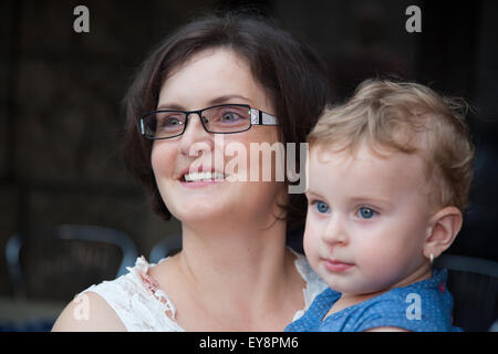 Mama und ihr Baby Mädchen glücklich Porträt. Stockfoto