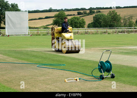 Man rollt ein Dorf-Cricket-Platz, Horley, Oxfordshire, Vereinigtes Königreich Stockfoto
