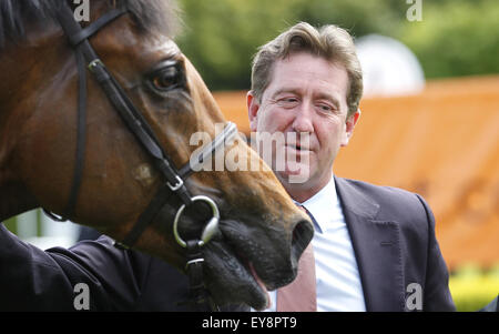 Jim Crowley reiten die korsischen gewinnen 888sport Festival Stakes (Race aufgeführt) in Goodwood Racecourse Featuring: David Simcock Where: Goodwood, Vereinigtes Königreich: 23. Mai 2015 Stockfoto