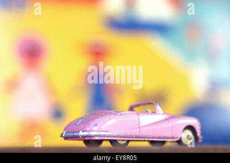 Dinky Austin Atlantic in Pink vor einem farbigen Hintergrund. Stockfoto
