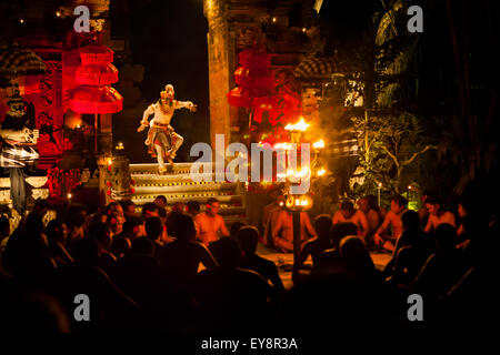 Ein Männertänzer in hanuman-Outfits, der während der Kecak- und Feuertanz-Show in Ubud, Gianyar, Bali, Indonesien auftritt. Stockfoto