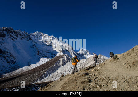 Wanderer auf dem Larke La Pass des Manaslu Circuit trek in Nepal Stockfoto