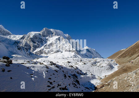 Wanderer auf dem Larke La Pass des Manaslu Circuit trek in Nepal Stockfoto