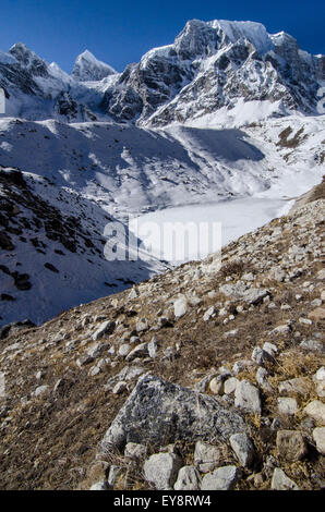 Wanderer auf dem Larke La Pass des Manaslu Circuit trek in Nepal Stockfoto