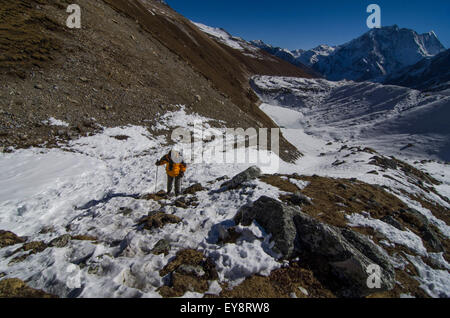 Wanderer auf dem Larke La Pass des Manaslu Circuit trek in Nepal Stockfoto