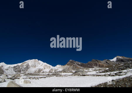 Wanderer auf dem Larke La Pass des Manaslu Circuit trek in Nepal Stockfoto