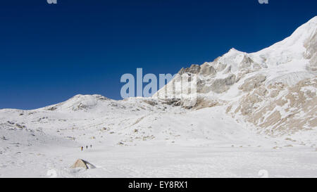 Wanderer auf dem Larke La Pass des Manaslu Circuit trek in Nepal Stockfoto