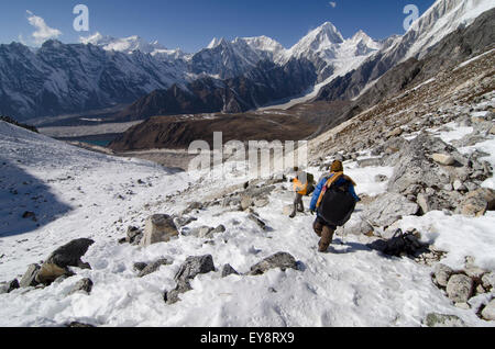 Wanderer auf dem Larke La Pass des Manaslu Circuit trek aussehende West mit Blick auf die Annarpurna Range in Nepal Stockfoto