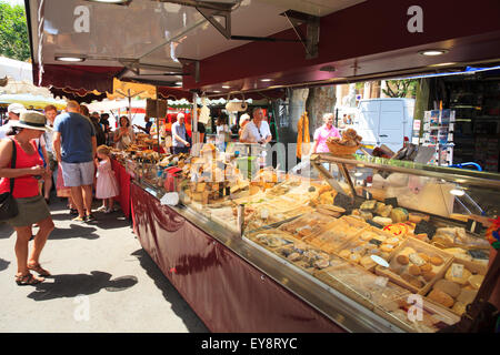 Menschen am Käse Stand in einem französischen Markt Stockfoto