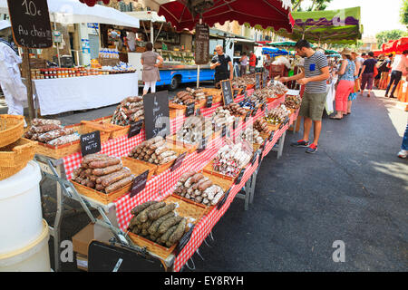 Saucisson Wurstwaren Wurst auf einem französischen Marktstand Stockfoto