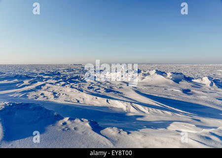 Schneeverwehungen über Meer Eis Druck Grate am Point Barrow, Alaska Arktis, im Winter; Barrow, Alaska, Vereinigte Staaten von Amerika Stockfoto