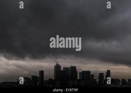 London, UK. 24. Juli 2015.  UK Wetter: Starkregen und dunkle Wolken über London Stadt einschließlich Canary Wharf Business park Gebäude Credit: Guy Corbishley/Alamy Live News Stockfoto