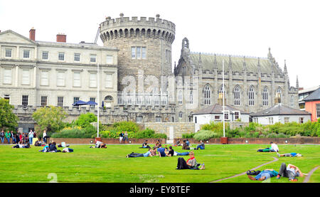 Menschen entspannen Sie sich in den Gärten von Dubh Linn von Dublin Castle in Irland. Stockfoto