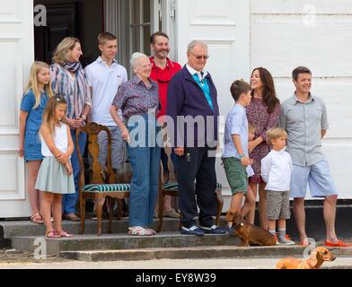 Gratin-Slot, Dänemark. 24. Juli 2015. Danish Queen Margrethe (C), Prinzgemahl Henrik (6. R), Crown Prince Fredrik (R), Kronprinzessin Mary (3. R), Prinz Christian (5. R), Prinzessin Isabella (2 L), Prinz Vincent (2. R) und Prinzessin Josephine (4. R), Prinzessin Alexandra Zu Sayn-Wittgenstein-Berleburg (3. L), Count Jefferson (4 L), Graf Friedrich Richard Oscar Jefferson (C zurück) und Frau Ingrid Alexandra Irma Astrid Benedikte besuchen die Wachablösung Grasten Palace , 24. Juli 2015. Foto: Albert Nieboer/RPE / - kein Draht SERVICE - Credit: Dpa picture-Alliance/Alamy Live neu Stockfoto