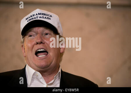 US-Präsidentschaftskandidat Donald Trump spricht, zu den Medien in der Paseo Real Empfangshalle in Laredo, Texas Stockfoto