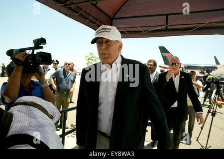 US-Präsidentschaftskandidat Donald Trump spricht, zu den Medien in der Paseo Real Empfangshalle in Laredo, Texas Stockfoto