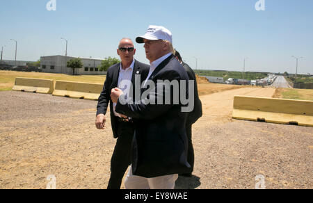 US-Präsidentschaftskandidat Donald Trump spricht, zu den Medien in der Paseo Real Empfangshalle in Laredo, Texas Stockfoto