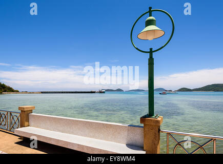 Schöne Landschaft Meer in der Nähe von Lampe am Strand Laem Panwa Cape ist ein berühmter Aussichtspunkt in Insel Phuket, Thailand Stockfoto