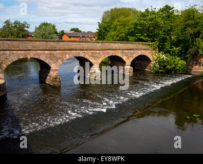 Wehr und Stein Brücke auf dem Deichvorland Überschwemmungsgebiet des Flusses Trent bei Burton auf Trent Staffordshire England UK Stockfoto