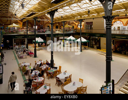 Innenraum der viktorianischen Markthalle in Burton-On-Trent, Staffordshire England UK im Jahre 1883 erbaut und renoviert im Jahr 2015 Stockfoto