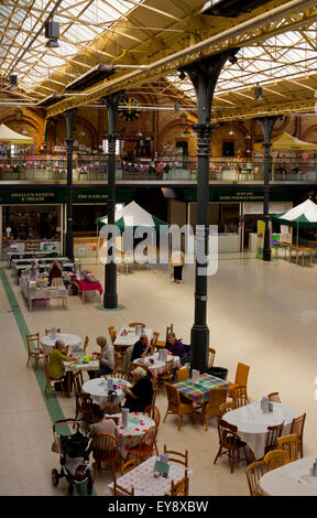 Innenraum der viktorianischen Markthalle in Burton-On-Trent, Staffordshire England UK im Jahre 1883 erbaut und renoviert im Jahr 2015 Stockfoto